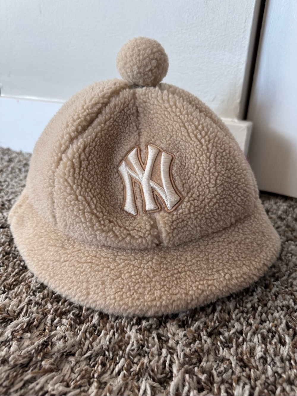 MLB Kids Sherpa Pom Hat in Beige with NY Logo